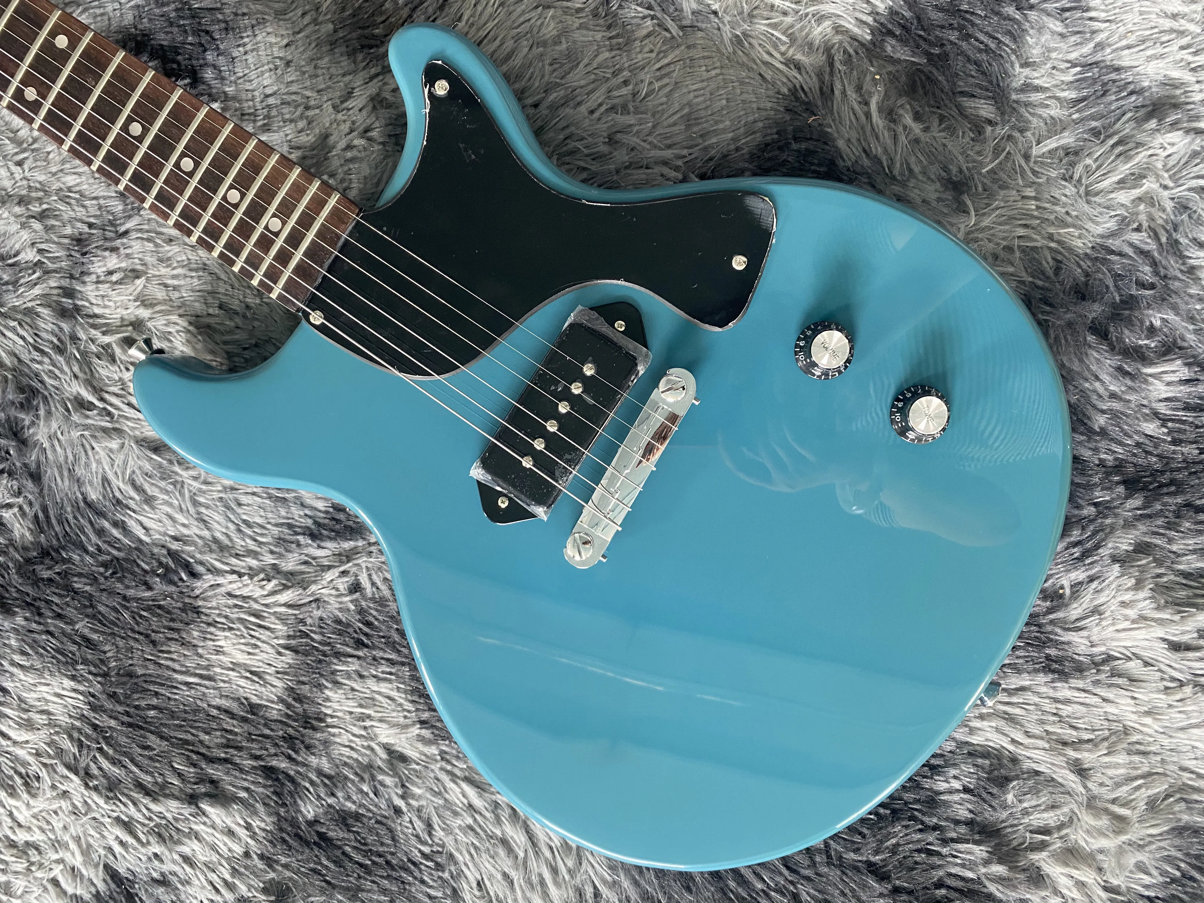 Китайская электрическая гитара Junior Blue Color 1 P90 звукосниматель корпус и шея из красного дерева
Китайская электрическая гитара Junior Blue Color 1 P90 звукосниматель корпус и шея из красного дерева