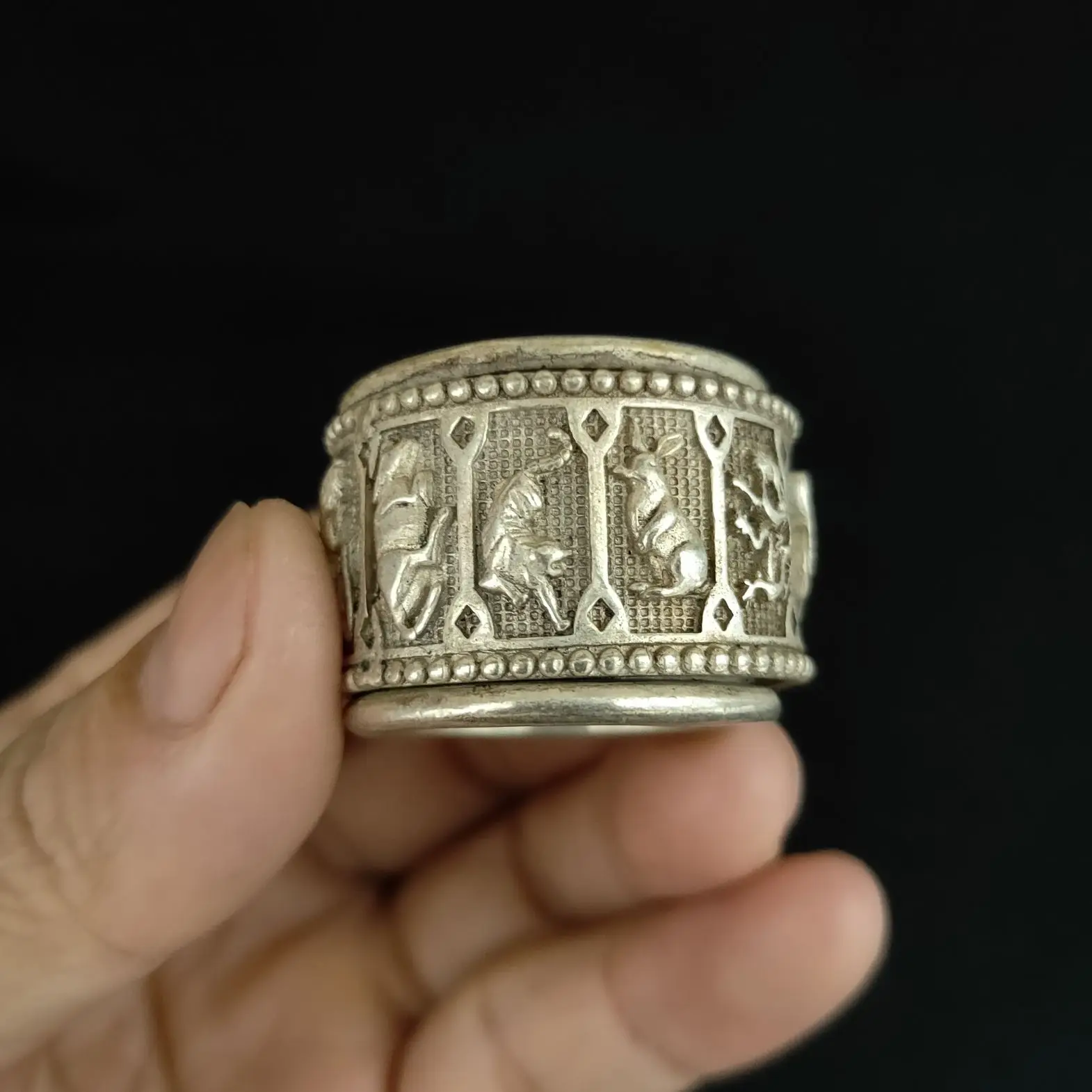 

China Elaborate Tibetan Silver Lucky Auspicious “12 Zodiac”Ring Metal Handicraft Decoration Home Decoration