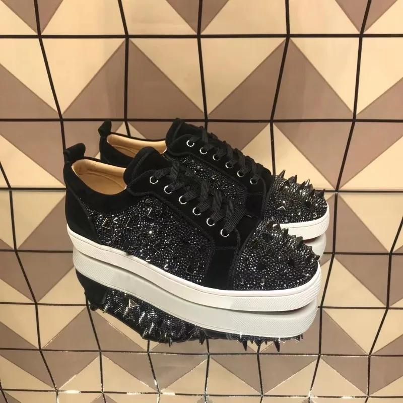 Low Cut Red Bottom Shoes for Men High Quality Trainers Driving Female Spiked Bar Messy Rivet Crystal Black Suede Genuine Leather
Low Cut Red Bottom Shoes for Men High Quality Trainers Driving Female Spiked Bar Messy Rivet Crystal Black Suede Genuine Leather