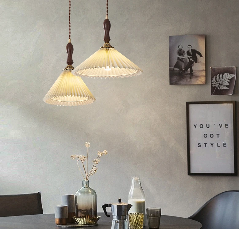 Chandelier pleated fabric retro bedroom restaurant creative lighting Nordic B&B chandelier
Chandelier pleated fabric retro bedroom restaurant creative lighting Nordic B&B chandelier