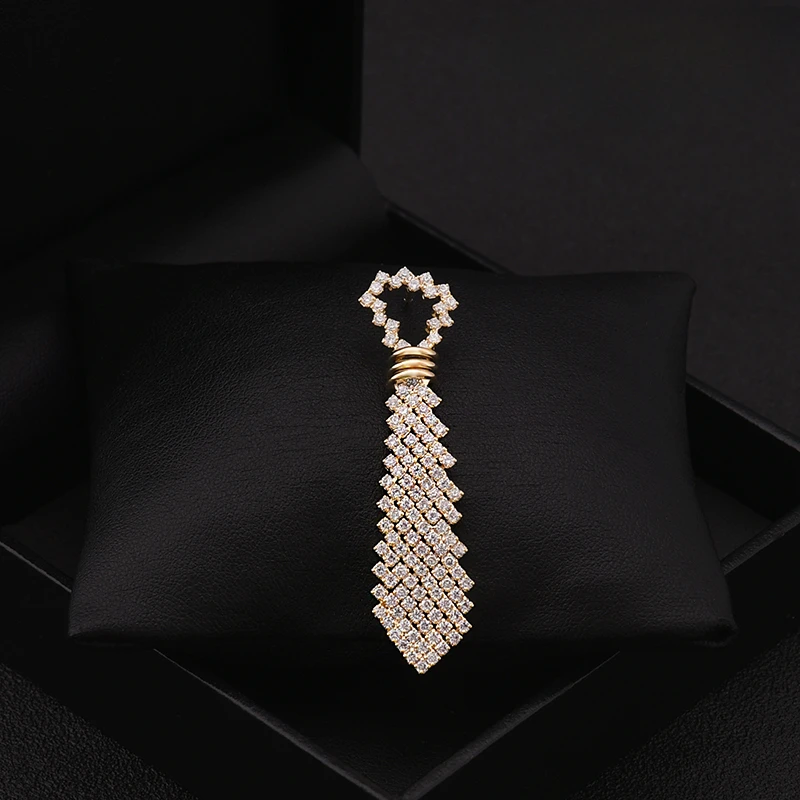 Creative Tie Shape Small Brooch Women's Sweater Cardigan Fixing Buckle Neckline Anti-Exposure Pin Jewelry Men Badge Accessories
Creative Tie Shape Small Brooch Women's Sweater Cardigan Fixing Buckle Neckline Anti-Exposure Pin Jewelry Men Badge Accessories
