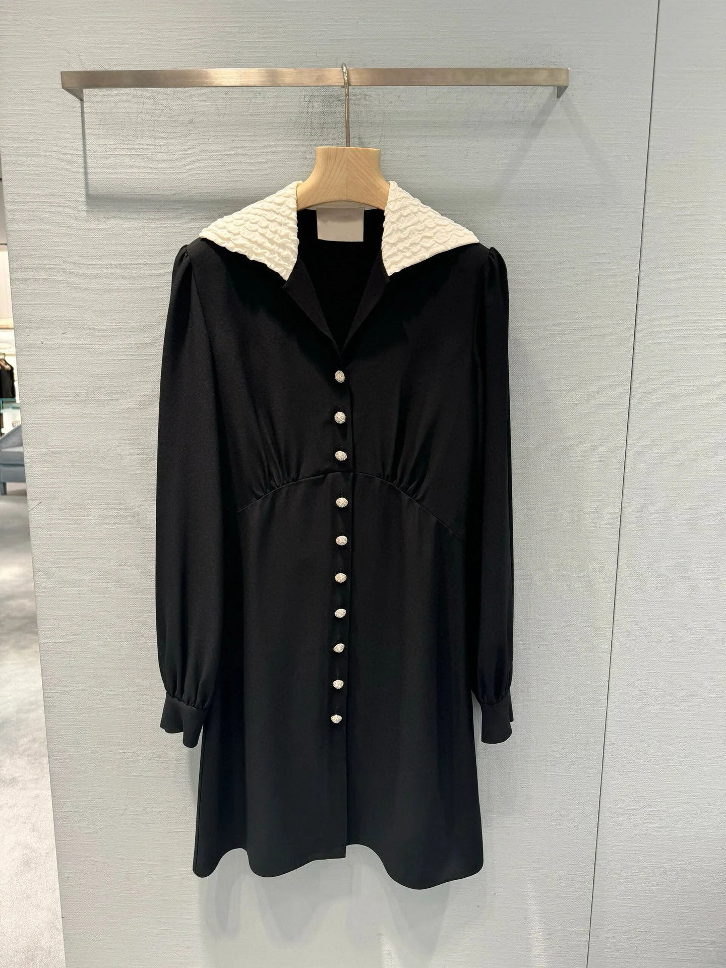 Women's ClothingNew single-breasted dress with sparkling lapels in a custom polyester-blend premium woven fabric
Women's ClothingNew single-breasted dress with sparkling lapels in a custom polyester-blend premium woven fabric
