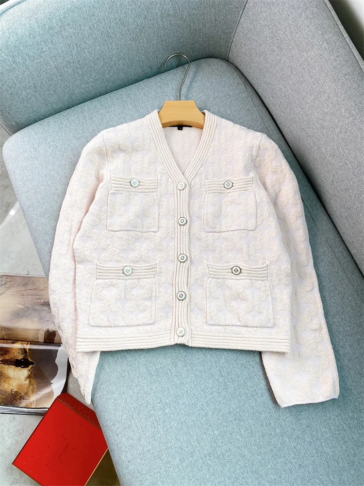 V-neck Pink Knitted Cardigan Female 2023 Spring New French Metal Button Jacquard Knitted Cardigan Short Coat Female
V-neck Pink Knitted Cardigan Female 2023 Spring New French Metal Button Jacquard Knitted Cardigan Short Coat Female