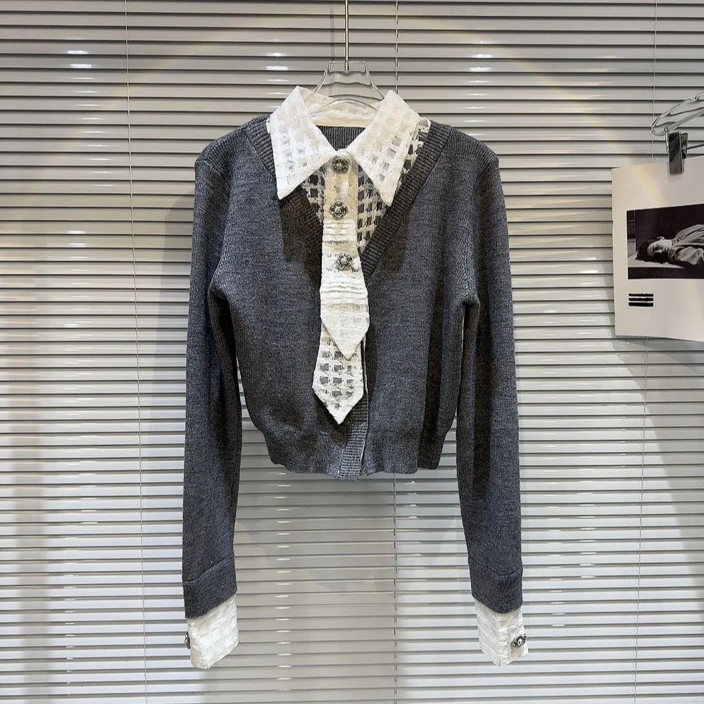 2024 Spring Top New Classic Style Mesh Tie Stitching Collar Fake Two-Piece Grey Knitted Sweaters Patchwork Shirt Ladies Chic Top
2024 Spring Top New Classic Style Mesh Tie Stitching Collar Fake Two-Piece Grey Knitted Sweaters Patchwork Shirt Ladies Chic Top
