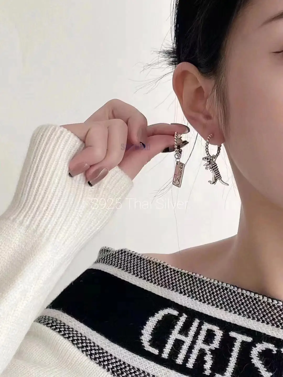 2023 new Women's fashion silver earring Letter 925 sterlingThai Silver Drop EarRings Animal Silver Thai s925 earrings
2023 new Women's fashion silver earring Letter 925 sterlingThai Silver Drop EarRings Animal Silver Thai s925 earrings