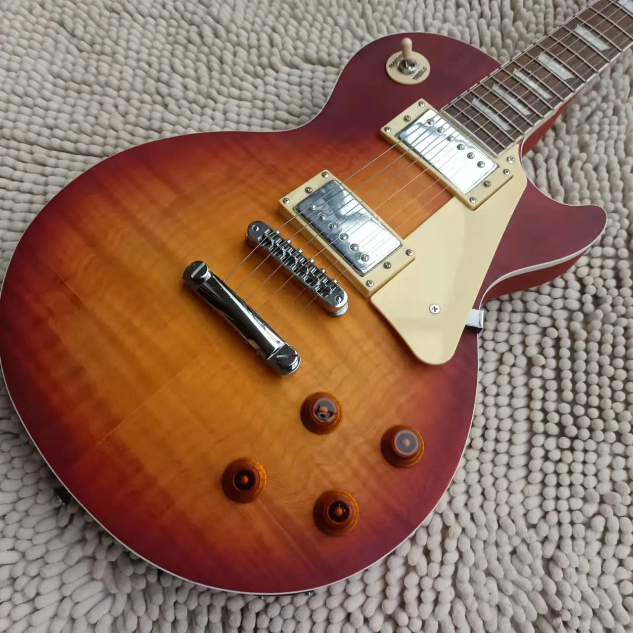 2022!NEW!Electric guitar, light yellow light, mahogany body, rosewood fingerboard, environmental paint, in stock, fast delivery
2022!NEW!Electric guitar, light yellow light, mahogany body, rosewood fingerboard, environmental paint, in stock, fast delivery