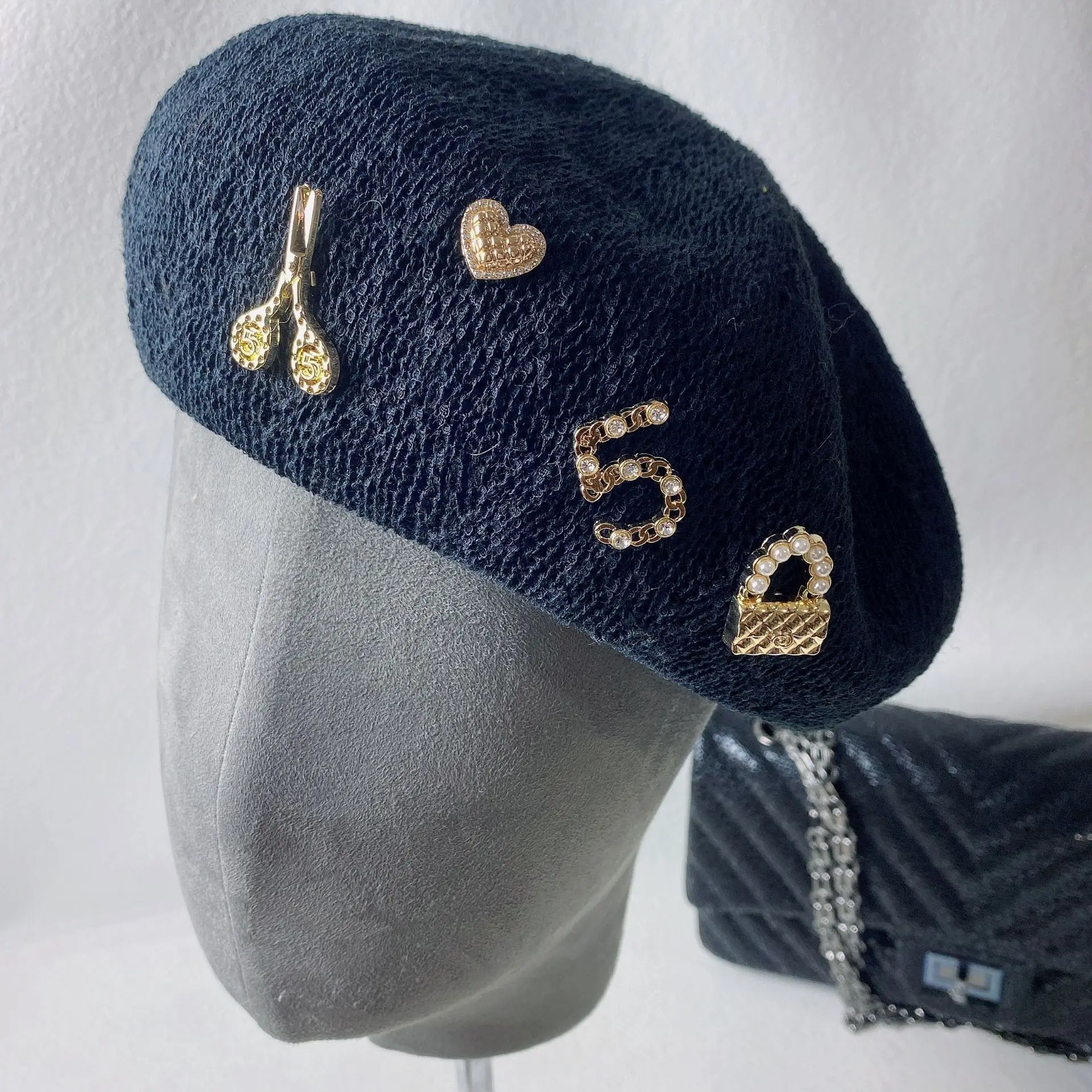 Spring and autumn new ladies mesh breathable beret retro scissors love gold lock painter hat Korean temperament pumpkin hat tide
Spring and autumn new ladies mesh breathable beret retro scissors love gold lock painter hat Korean temperament pumpkin hat tide