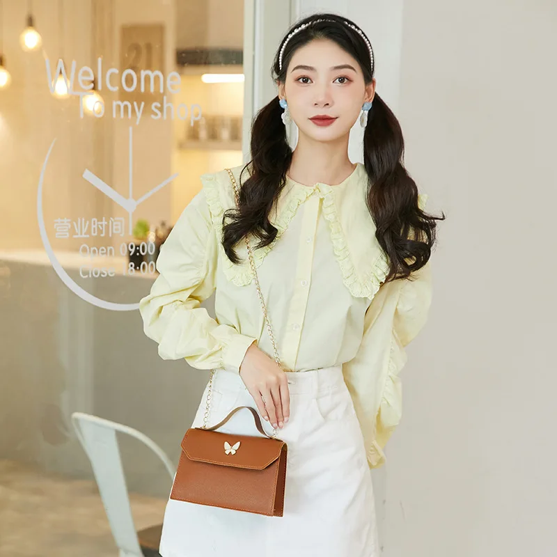 2022 New Korean Women's Crossbody Shoulder Bag Square Simple PU Handbag with Chain Butterfly Pattern Buckle Design
2022 New Korean Women's Crossbody Shoulder Bag Square Simple PU Handbag with Chain Butterfly Pattern Buckle Design