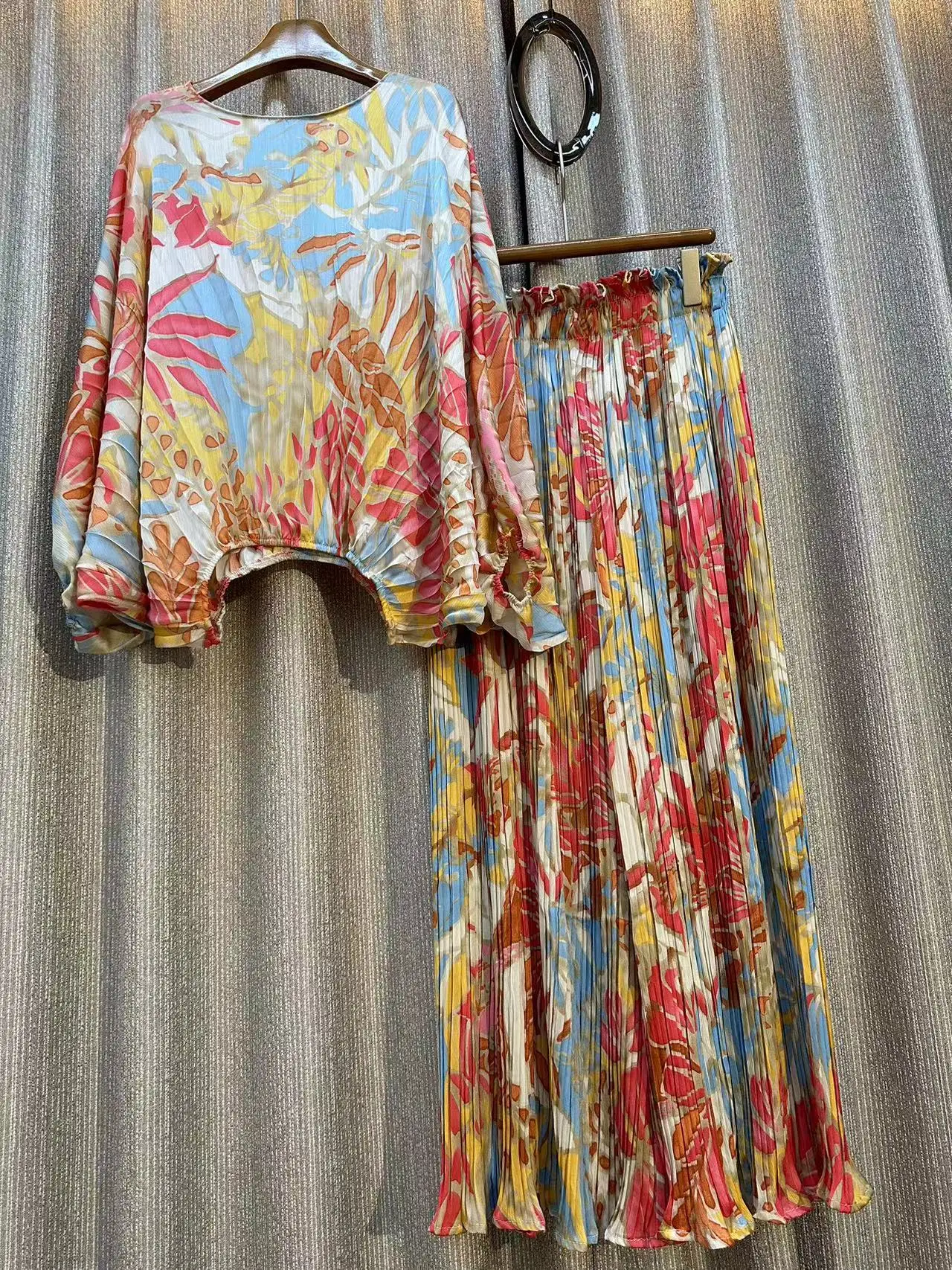 Pink Casual Set Women's O-Neck Loose Slim Retro Bat Sleeve Shirt Two Piece Set High Waist Pleated Wide Leg Pants Autumn 2023
Pink Casual Set Women's O-Neck Loose Slim Retro Bat Sleeve Shirt Two Piece Set High Waist Pleated Wide Leg Pants Autumn 2023