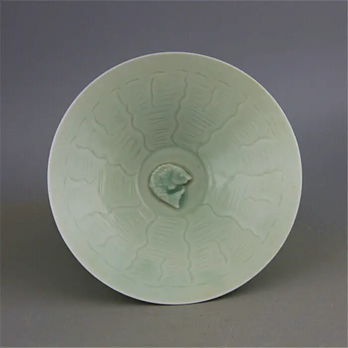 

Chinese Song Hutian Kiln Celadon Porcelain Hand Carved Fish Pattern Bowl 7.40"