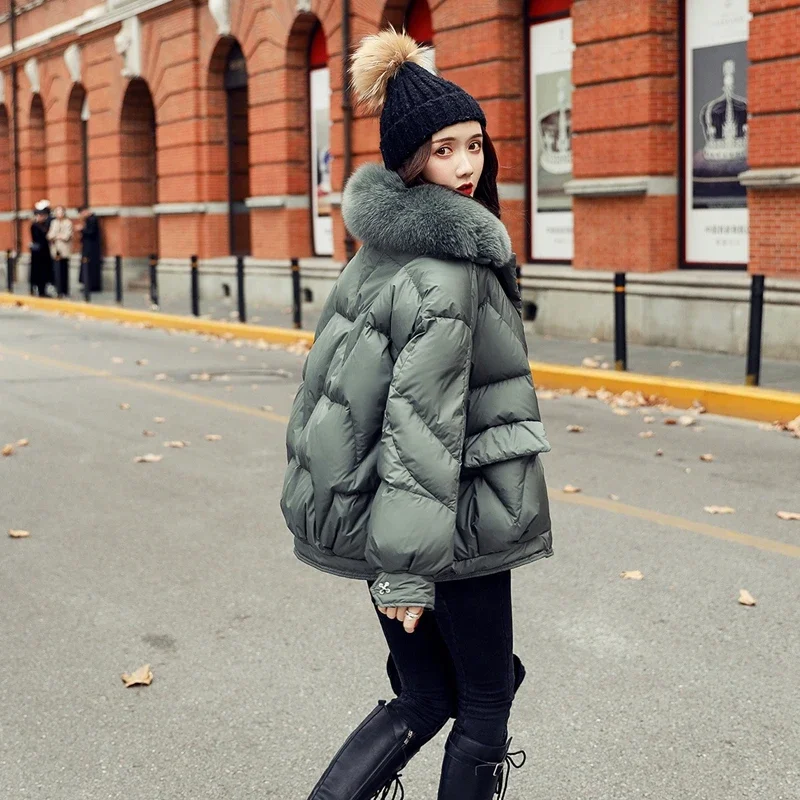 Winter Big Fox Fur Hood Puffer Jacket Women Loose Short White Duck Down Padded Coats Office Lady Down Parkas Outerwear JK-886
Winter Big Fox Fur Hood Puffer Jacket Women Loose Short White Duck Down Padded Coats Office Lady Down Parkas Outerwear JK-886