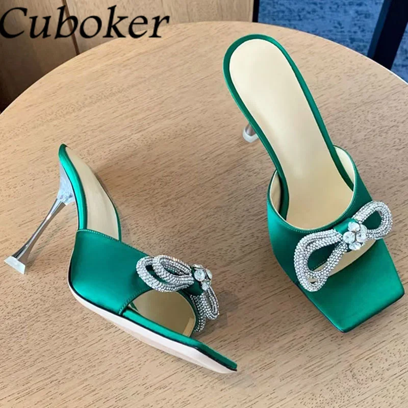 Designer Brand Summer Satin Bow Crystal Slippers High Heels Ladies PVC Peep Toe Fashion Middle Heels Mules Party Shoes For Women
Designer Brand Summer Satin Bow Crystal Slippers High Heels Ladies PVC Peep Toe Fashion Middle Heels Mules Party Shoes For Women