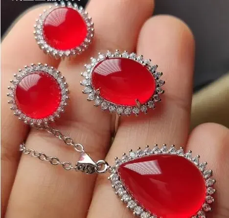 Серьги с подвеской и кольцо из халцедона, цвета розового золота, зеленого и белого золота
Серьги с подвеской и кольцо из халцедона, цвета розового золота, зеленого и белого золота