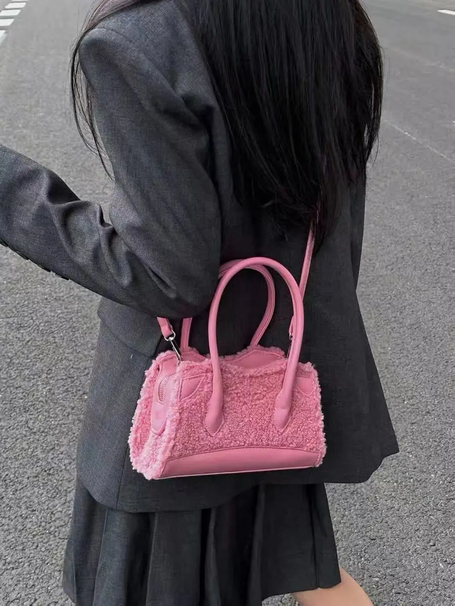 Light Luxury Design Lamb Hair Solid Color Fashion Women's Handbag 2023 New Versatile Simple High End Plush Crossbody Bags Ins
Light Luxury Design Lamb Hair Solid Color Fashion Women's Handbag 2023 New Versatile Simple High End Plush Crossbody Bags Ins