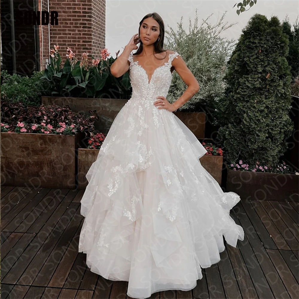SONDR Vintage A Line Tulle Tiered Wedding Dresses Lace Applique Sweetheart Formal Princess Bride Bridal Dresses Ball Gowns
SONDR Vintage A Line Tulle Tiered Wedding Dresses Lace Applique Sweetheart Formal Princess Bride Bridal Dresses Ball Gowns