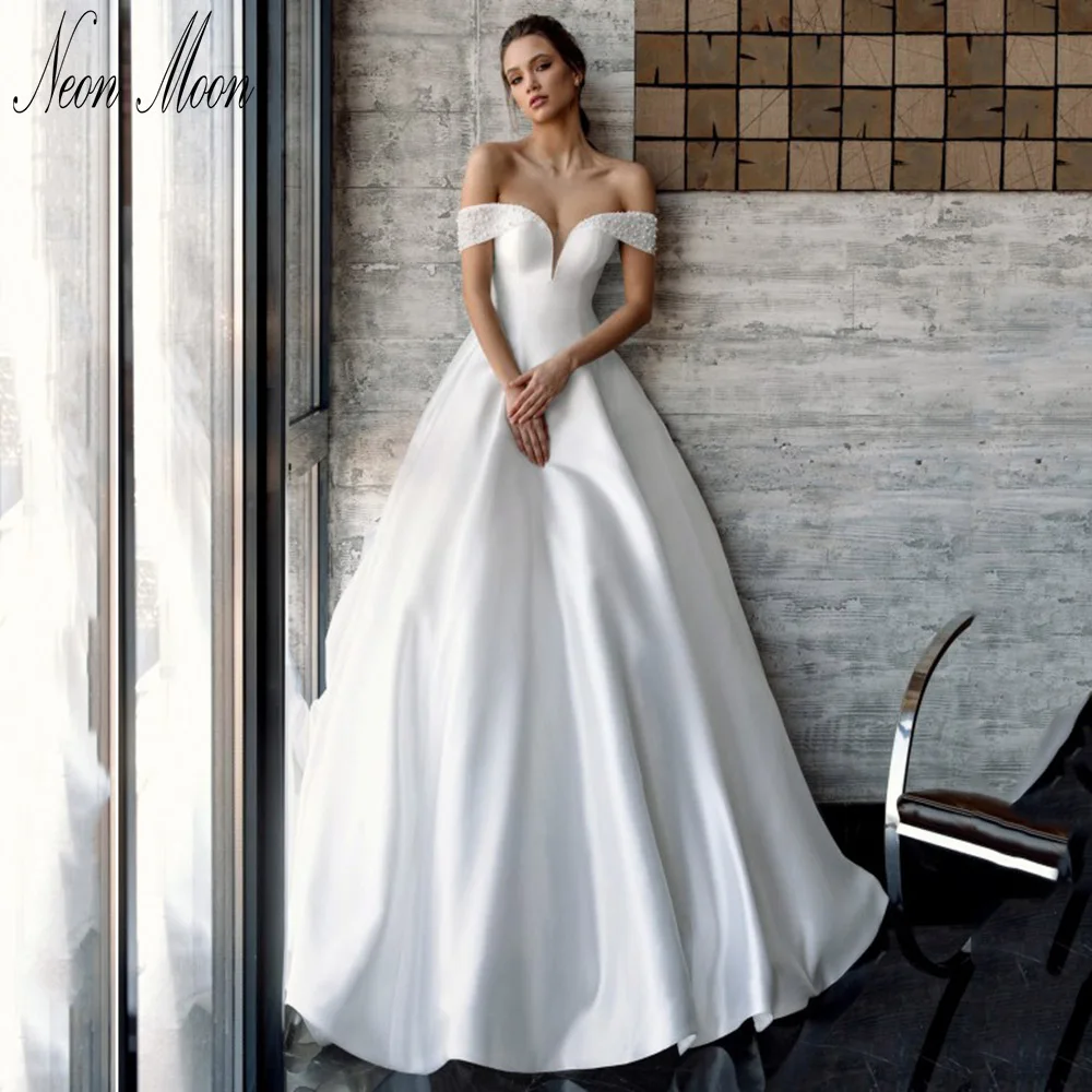 Graceful Off The Shoulder Wedding Dresses A Line V Neck Beading Bridal Gown Backless Pearls Court Train Vestidos De Novia
Graceful Off The Shoulder Wedding Dresses A Line V Neck Beading Bridal Gown Backless Pearls Court Train Vestidos De Novia
