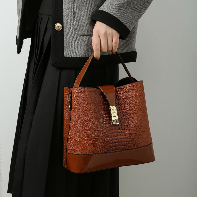 Luxury Designer Purse and Handbag Women's Messenger Bag Fashionable Leather Brand Handbag Famous Designer Women's Shoulder Bag
Luxury Designer Purse and Handbag Women's Messenger Bag Fashionable Leather Brand Handbag Famous Designer Women's Shoulder Bag