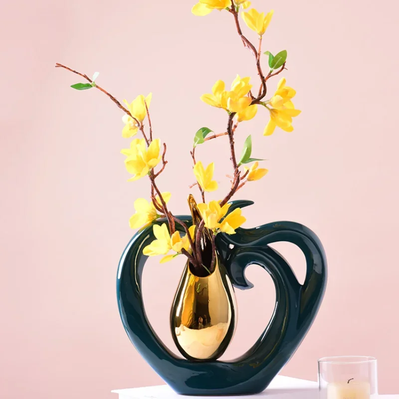 Creative Heart Shaped Ceramic Vases Golden Drop Shaped Flower Arrangement Hollow Porcelain Vase Flower Insert Modern Home Decor
Creative Heart Shaped Ceramic Vases Golden Drop Shaped Flower Arrangement Hollow Porcelain Vase Flower Insert Modern Home Decor