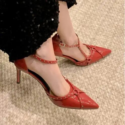 

Женские туфли-лодочки из коровьей кожи с острым носком на высоком тонком каблуке 8 см с заклепками; Цвет бордовый, телесный, черный