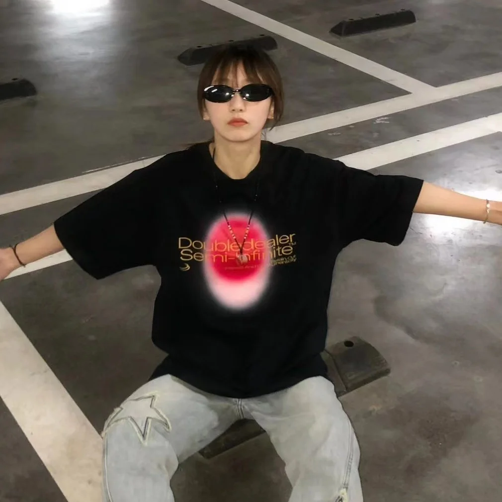 2023 Summer New Round Neck Short Sleeve T-shirt Women's Loose Couple Letter Printing Breathable Black High Quality Top
2023 Summer New Round Neck Short Sleeve T-shirt Women's Loose Couple Letter Printing Breathable Black High Quality Top