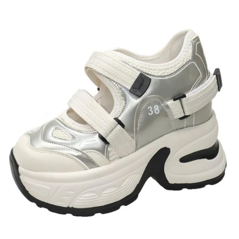 Женские летние кроссовки, новинка, дышащие спортивные туфли на танкетке с толстой подошвой, сетчатые туфли на высокой платформе 10,5 см
Женские летние кроссовки, новинка, дышащие спортивные туфли на танкетке с толстой подошвой, сетчатые туфли на высокой платформе 10,5 см