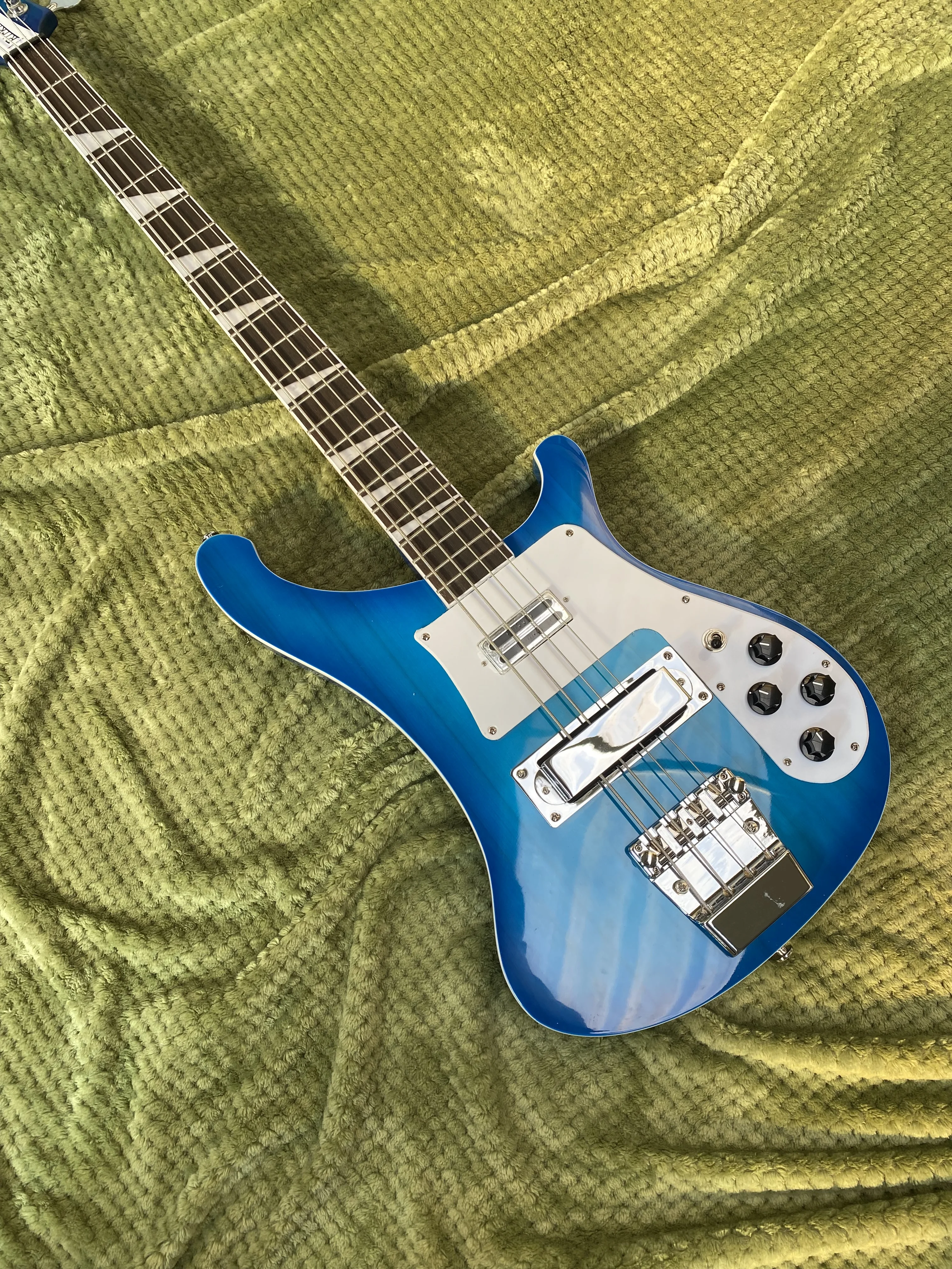 High quality electric guitar,bass, gold lacquer, shell inlaid fingerboard, classic shape, free shipping factory direct sales
High quality electric guitar,bass, gold lacquer, shell inlaid fingerboard, classic shape, free shipping factory direct sales