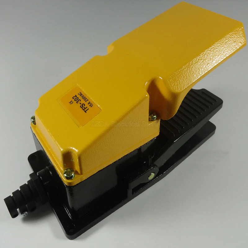 1Pcs TFS-302 Foot Pedal Switch LT4 AC 250V 15A Antislip Metal Momentary Industrial Treadle Aluminum Shell
1Pcs TFS-302 Foot Pedal Switch LT4 AC 250V 15A Antislip Metal Momentary Industrial Treadle Aluminum Shell