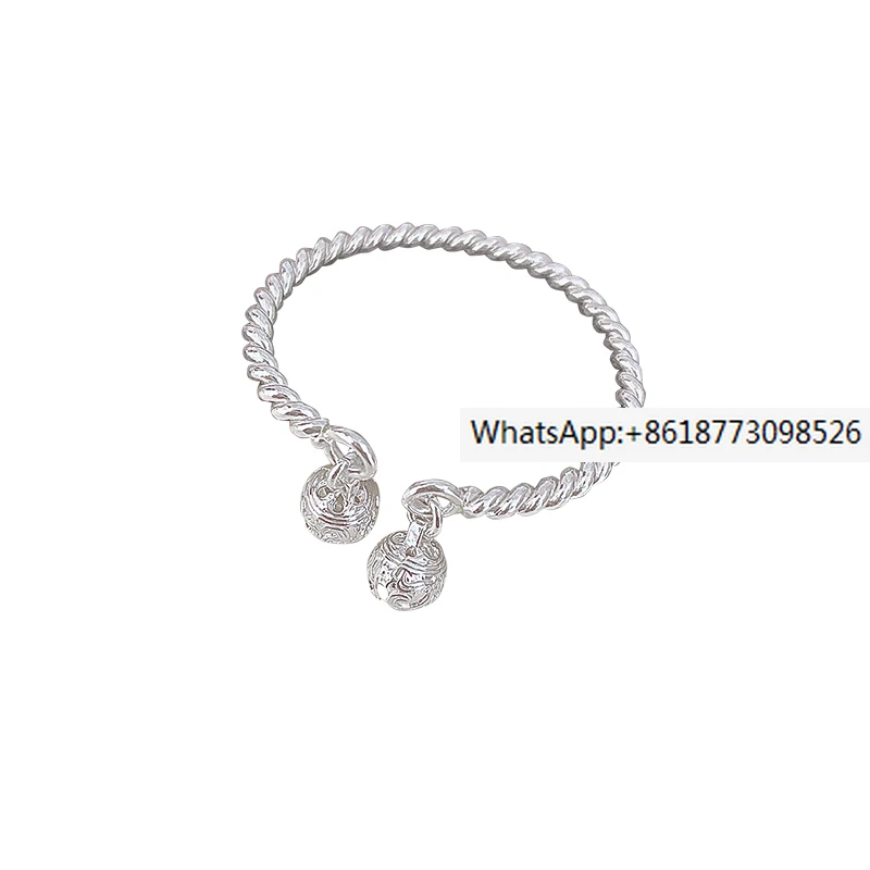 Gives you a bell, one step, one ring, a bell bracelet, a silver double twisted wire bracelet with a high-end feel
Gives you a bell, one step, one ring, a bell bracelet, a silver double twisted wire bracelet with a high-end feel