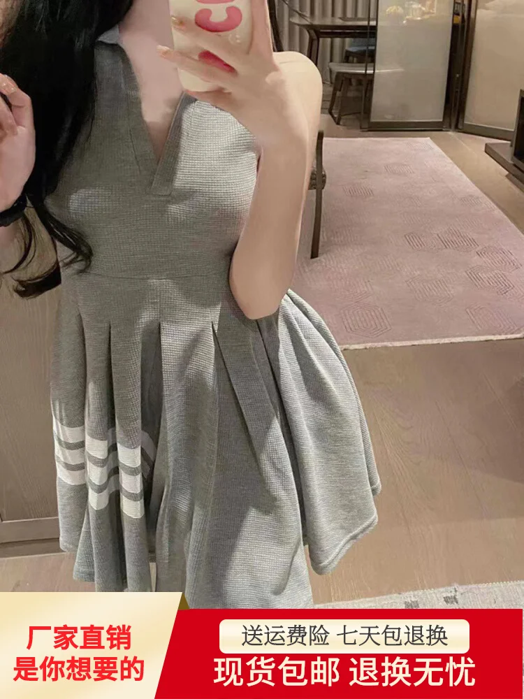 High Quality TB Pleated Polo Dress Summer 2023 Golf Girls New Trendy V-neck Slim and Versatile Four-bar T
High Quality TB Pleated Polo Dress Summer 2023 Golf Girls New Trendy V-neck Slim and Versatile Four-bar T