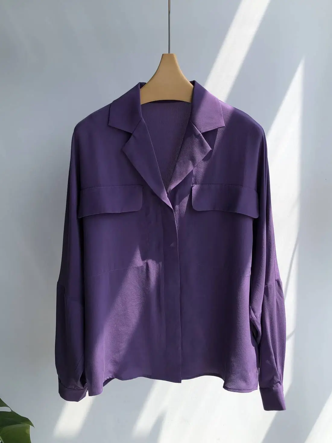 Women's 100% Silk Purple Soft Blouse French Vintage Notched Ladies Single-Breasted Elegant Shirt Double Pockets Patch Tops
Women's 100% Silk Purple Soft Blouse French Vintage Notched Ladies Single-Breasted Elegant Shirt Double Pockets Patch Tops
