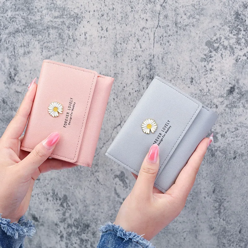2022 New Fashion Ladies Wallet Daisy Print Short Small Three Fold Handmade Wallet Multi-card Card Bag Coin Purses for Women
2022 New Fashion Ladies Wallet Daisy Print Short Small Three Fold Handmade Wallet Multi-card Card Bag Coin Purses for Women
