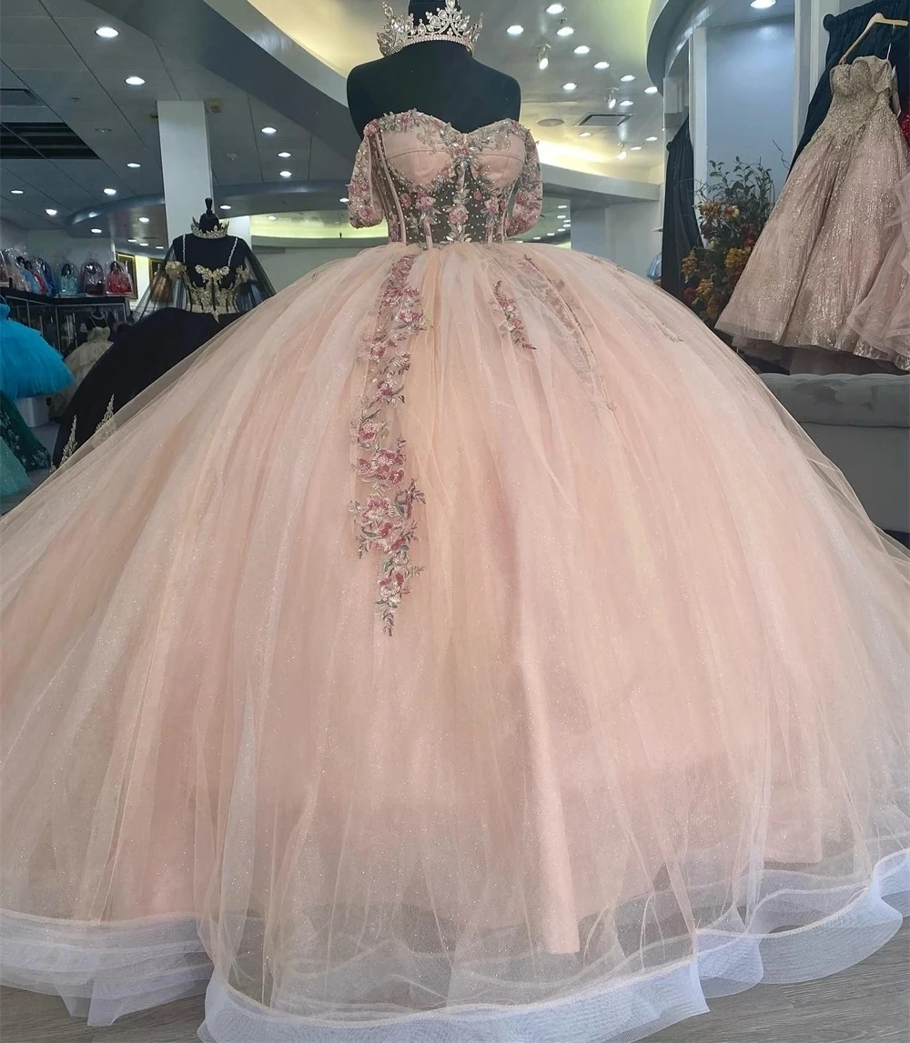 Розовое Бальное Платье Charro Quinceanera, бальное платье с открытыми плечами, тюлевые Аппликации, мексиканские милые платья 16 лет 15 лет
Розовое Бальное Платье Charro Quinceanera, бальное платье с открытыми плечами, тюлевые Аппликации, мексиканские милые платья 16 лет 15 лет