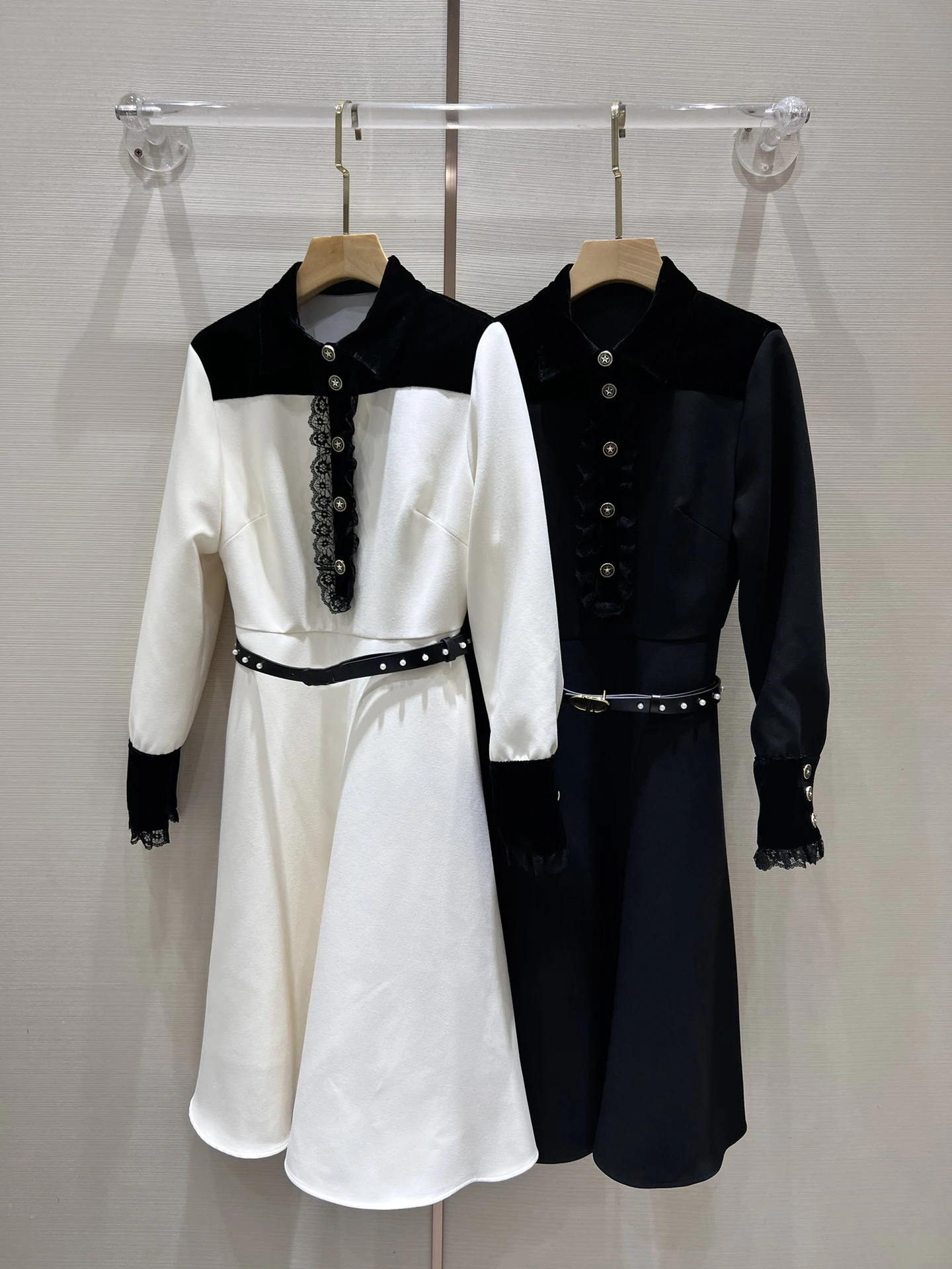 EVACANDIS Patchwork Velvet Long Sleeve Midi Dress with Belt Women Autumn Winter New High Quality Elegant Solid Sweet Luxury Chic
EVACANDIS Patchwork Velvet Long Sleeve Midi Dress with Belt Women Autumn Winter New High Quality Elegant Solid Sweet Luxury Chic