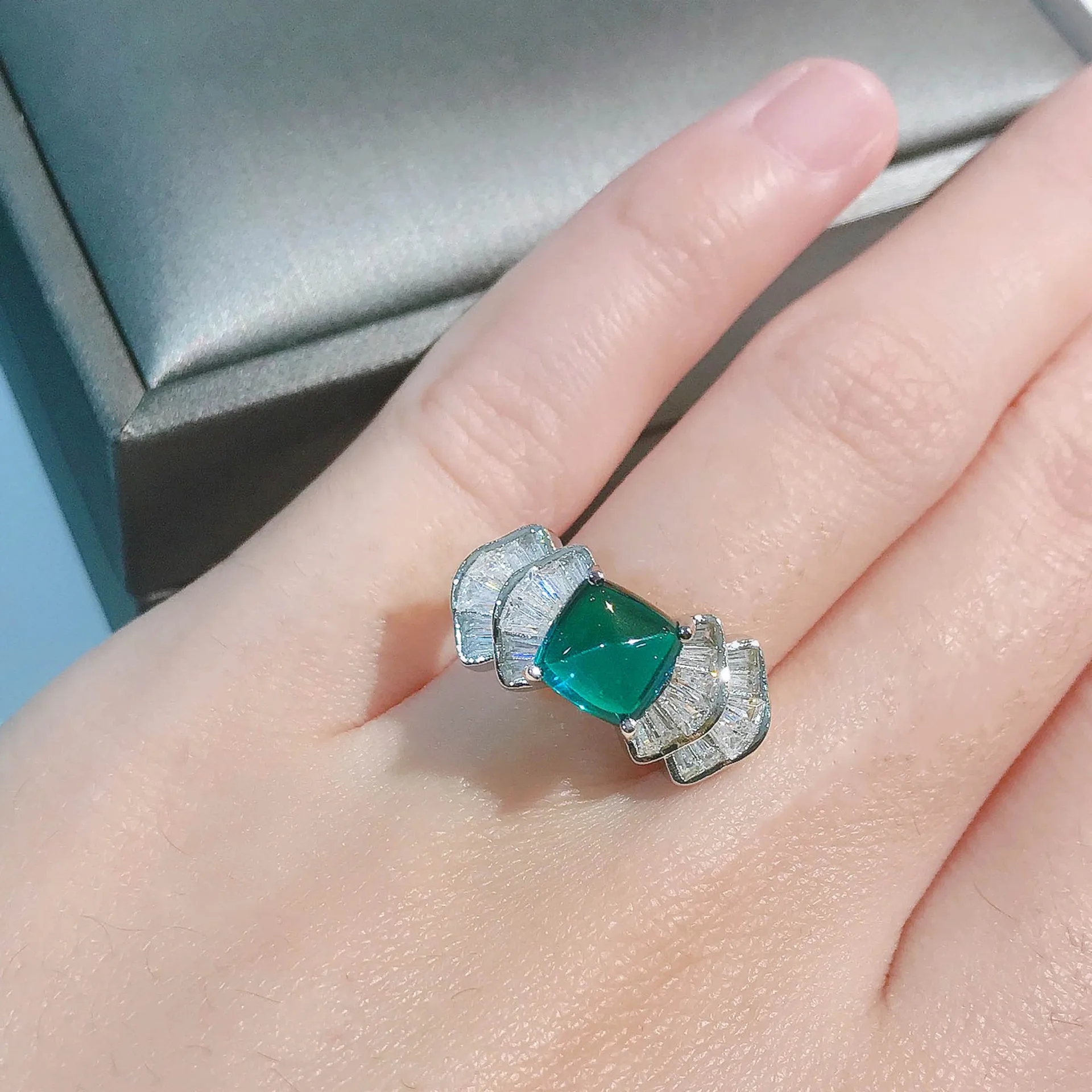 Imitation Natural Colombian Cultivated Emerald Sugar Tower Ring Female Niche Design Luxury Treasure Opening Ring Party Gift
Imitation Natural Colombian Cultivated Emerald Sugar Tower Ring Female Niche Design Luxury Treasure Opening Ring Party Gift