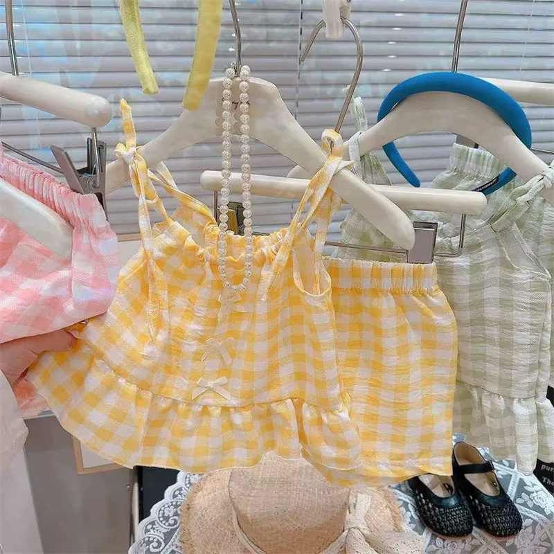 طقم صيفي جديد للبنات: شورت بحمالات وتنورة بتصميم أميرة منقوشة بفيونكة، طقم أنيق وعصري للرضع والأطفال الصغار طقم صيفي جديد للبنات: شورت بحمالات وتنورة بتصميم أميرة منقوشة بفيونكة، طقم أنيق وعصري للرضع والأطفال الصغار