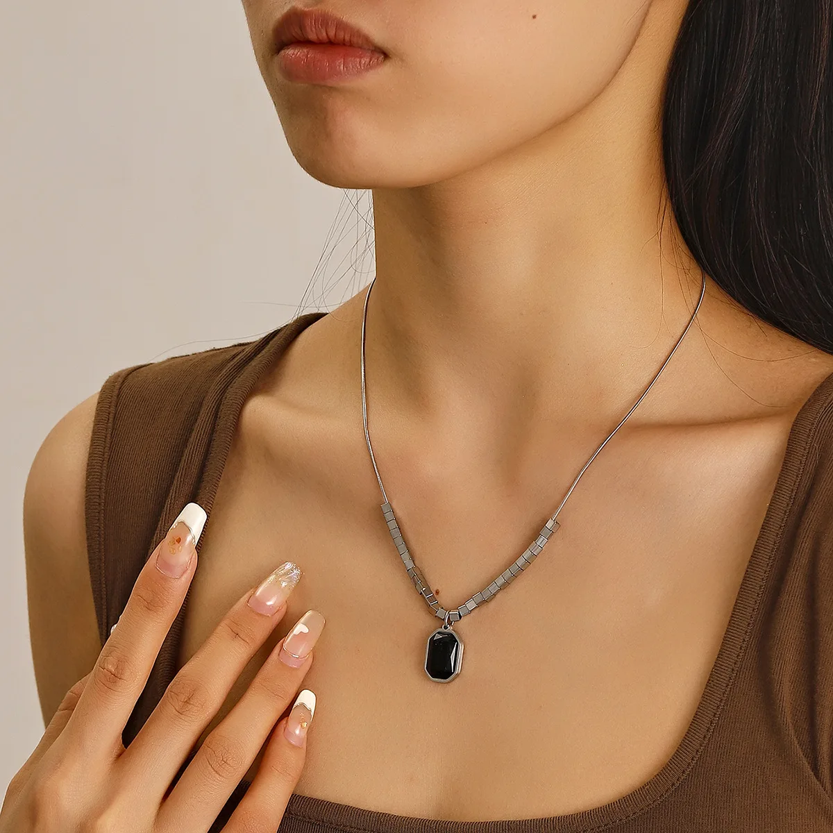 

Square titanium steel necklace women's black pendant summer simple light luxury cold wind design sense collarbone chain