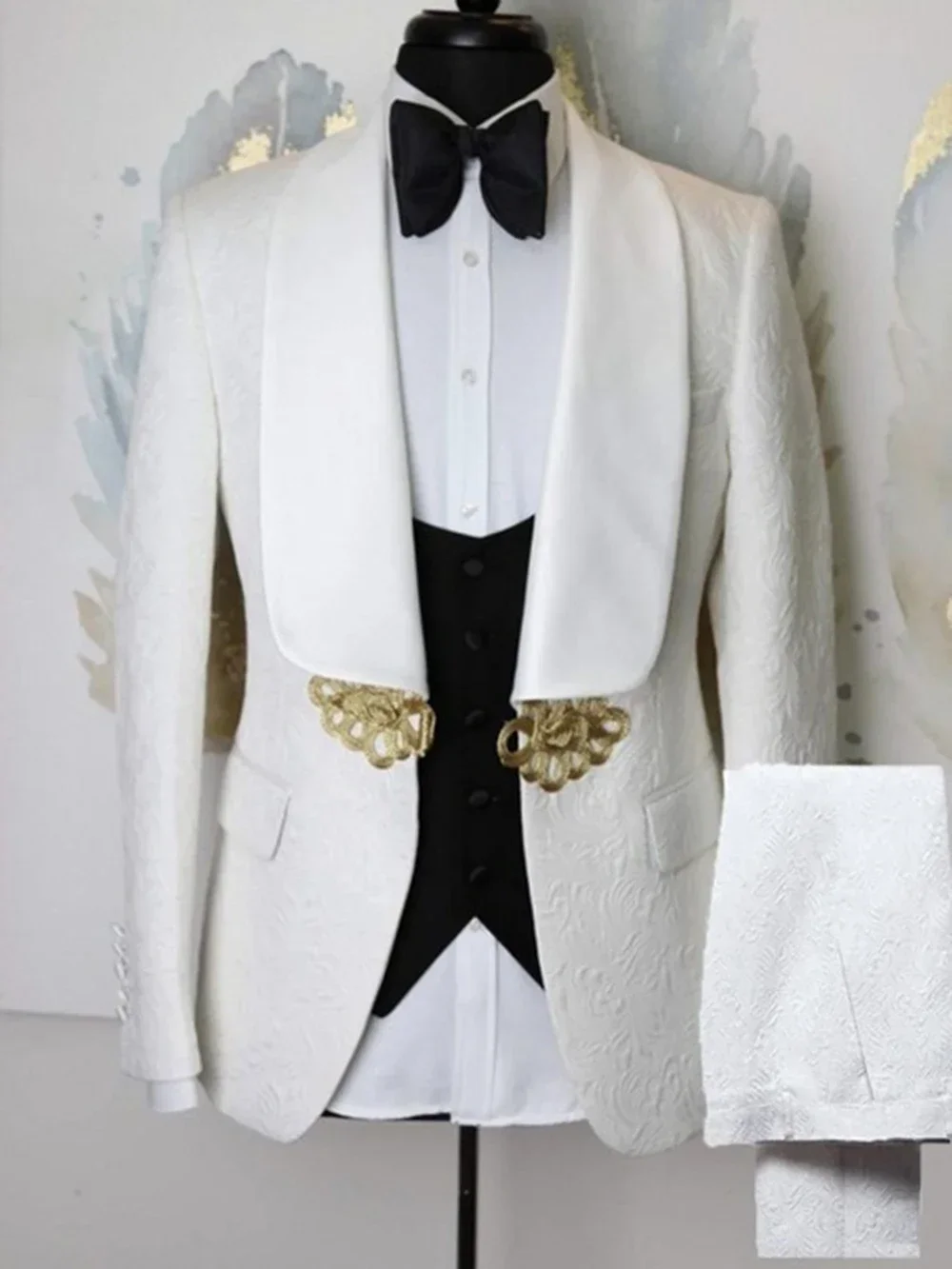

Ivory Jacquard Pattern Men Suits Sets Groom Tuxedos Shawl Satin Lapel Groomsmen Wedding Blazer Trousers(Jacket+Pants+Black Vest)