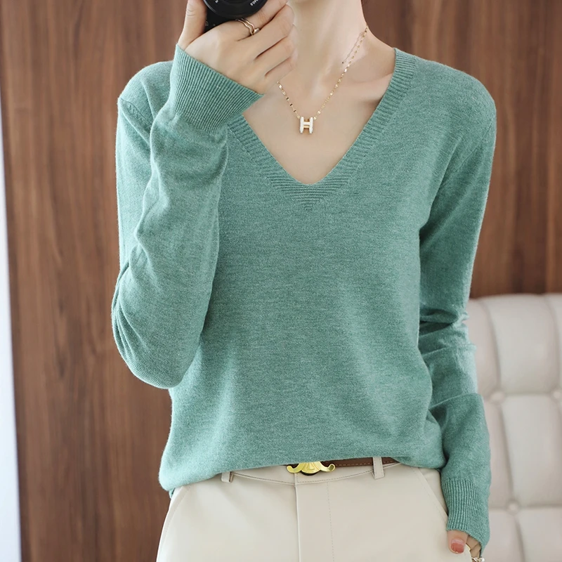 Autumn and winter new V-neck sweater female Korean version loose fashion knit undergarment
Autumn and winter new V-neck sweater female Korean version loose fashion knit undergarment
