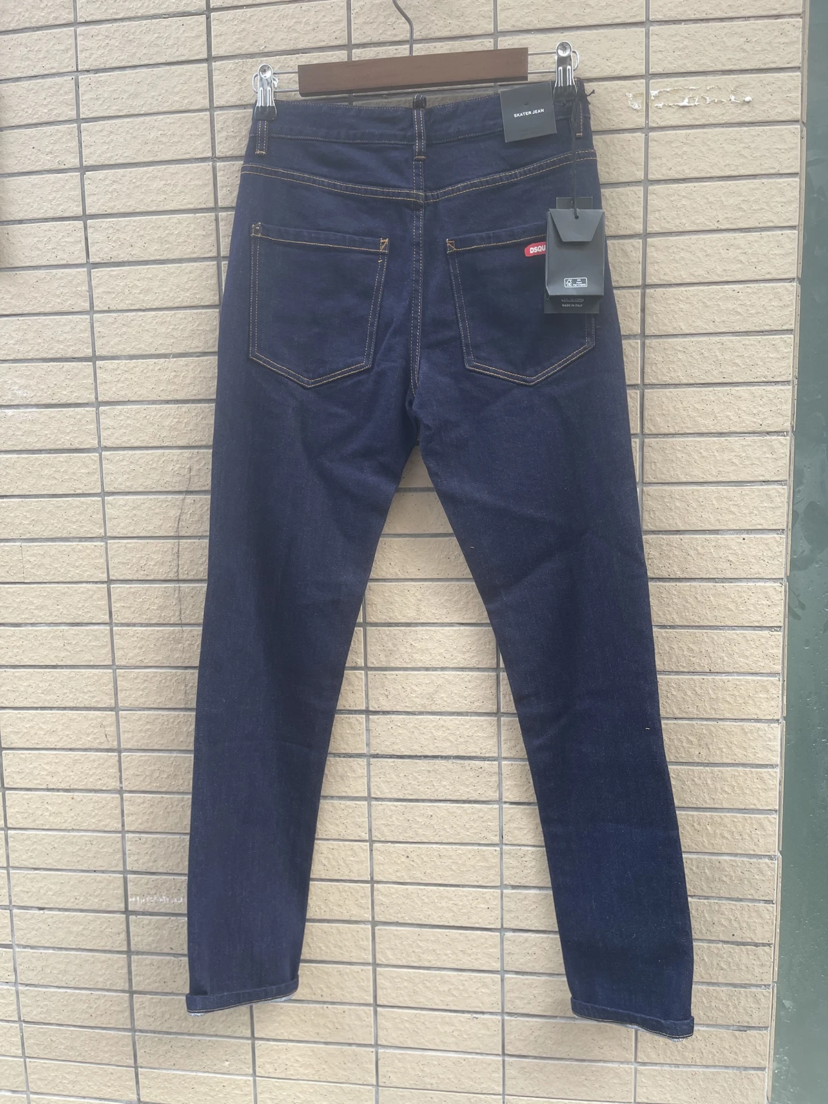 2024 Spring/Summer New D2 Jeans, Men's Washed and Worn Hole Patches, Painted Slim Fit, Small Feet Slim Elastic Blue
2024 Spring/Summer New D2 Jeans, Men's Washed and Worn Hole Patches, Painted Slim Fit, Small Feet Slim Elastic Blue