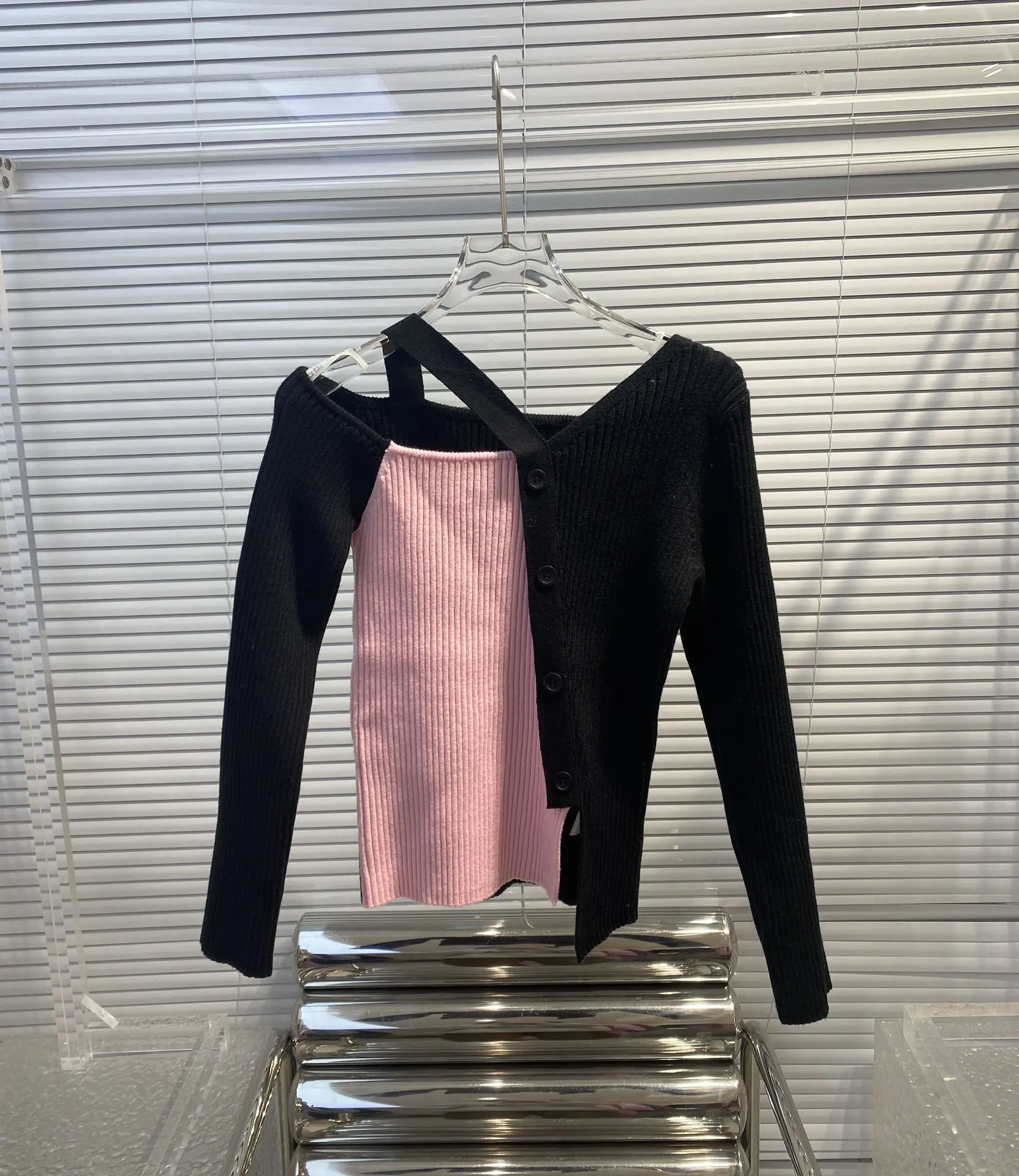 

202323 New black and pink contrast color off-shoulder oblique front button buckle slim asymmetrical top