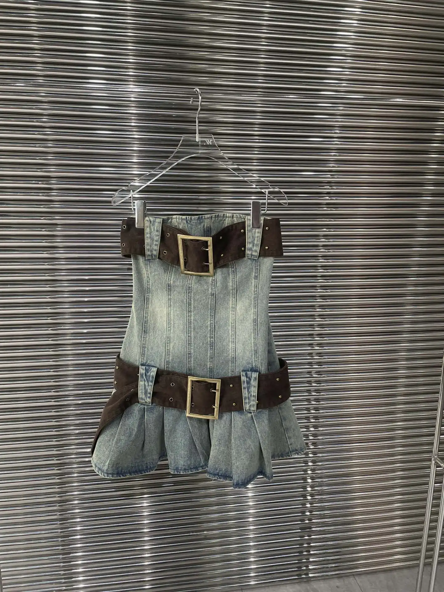 2023Strapless denim dress Spice Girl denim skirt version type Zhuizi Heavy industry nailed beaded belt
2023Strapless denim dress Spice Girl denim skirt version type Zhuizi Heavy industry nailed beaded belt