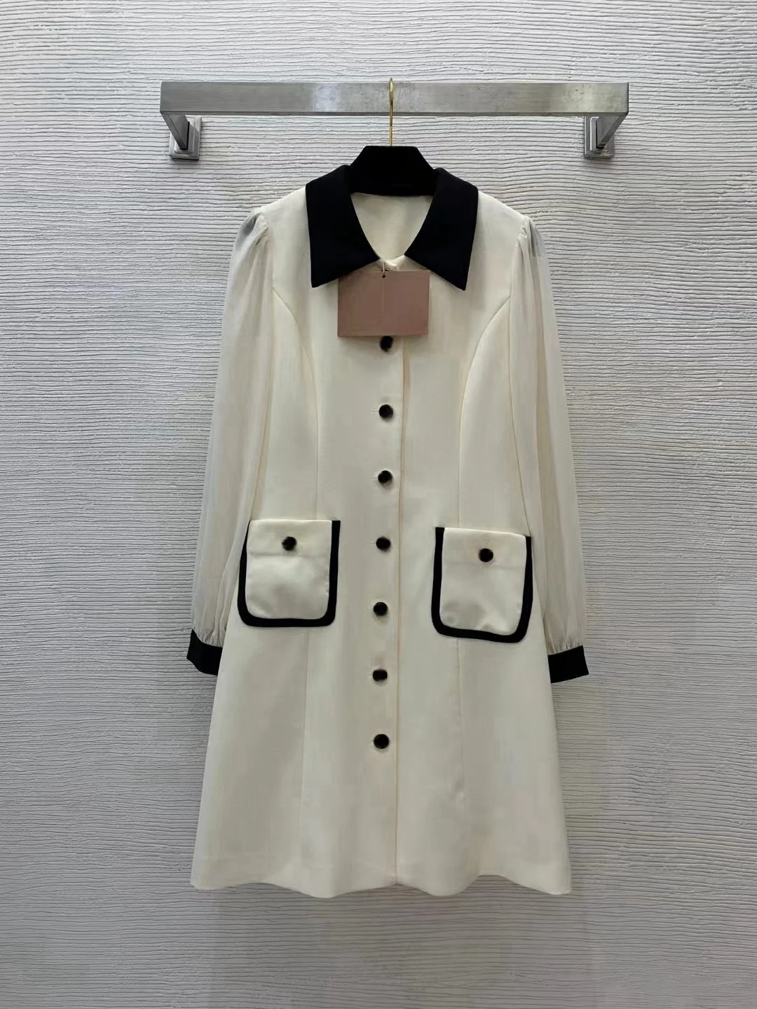 2024 Early Spring New Fashionable and Stylish Style Contrast Color Flip Collar Tie Button Open Front Panel Dress
2024 Early Spring New Fashionable and Stylish Style Contrast Color Flip Collar Tie Button Open Front Panel Dress