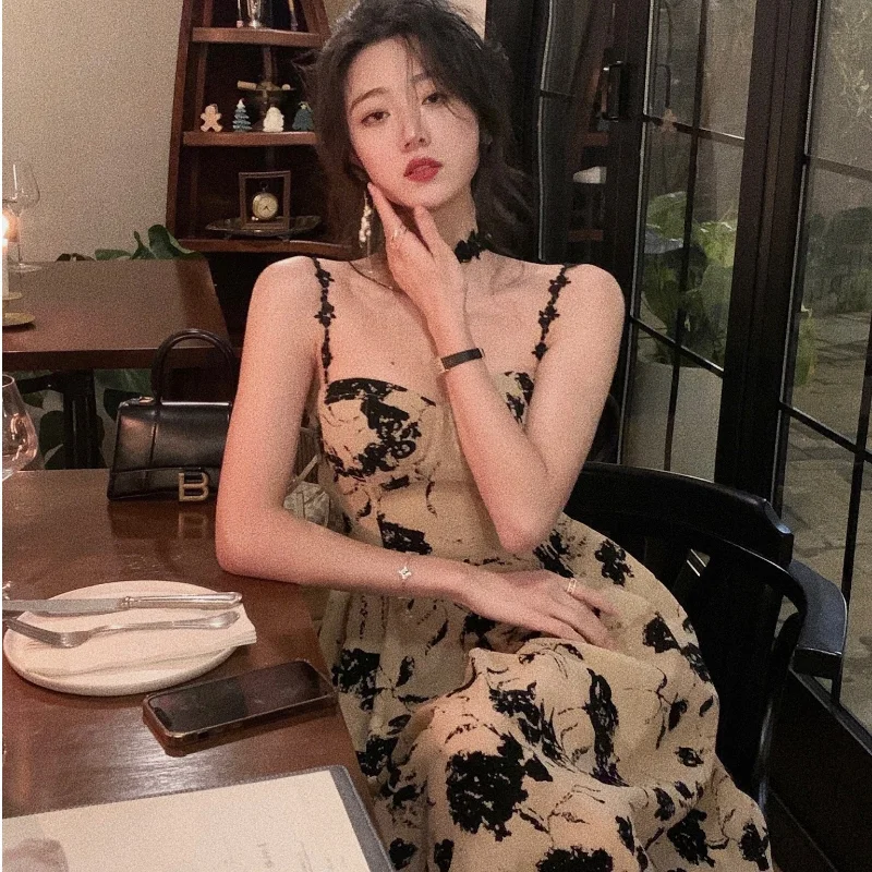 2023 Summer Floral Strap Midi Dress Women Sleeveless Elegant Vintage Dress Evening Party One Piece Dress Korean Fashion
2023 Summer Floral Strap Midi Dress Women Sleeveless Elegant Vintage Dress Evening Party One Piece Dress Korean Fashion