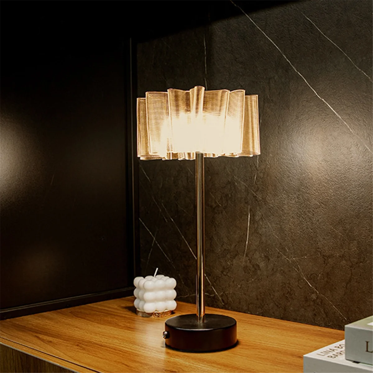 Pleated Bedside Lamp Charging Table Lamp for Bedroom Lamp Restaurant 3-Level Brightness Atmosphere Decoration
Pleated Bedside Lamp Charging Table Lamp for Bedroom Lamp Restaurant 3-Level Brightness Atmosphere Decoration