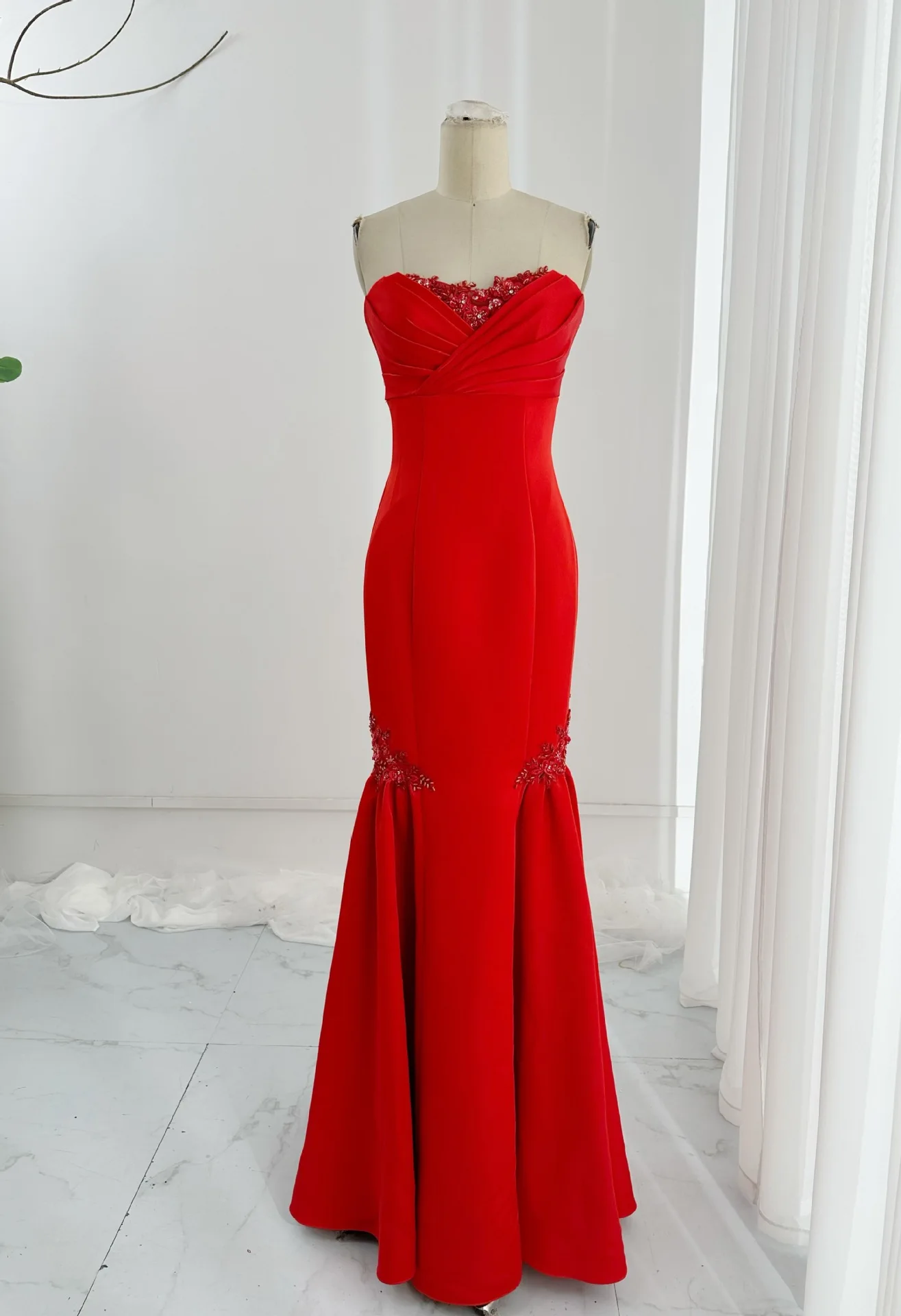 Red Fashion Tube TopLeading Mermaid Banquet HostShowing A Thin Evening Dress M2044
Red Fashion Tube TopLeading Mermaid Banquet HostShowing A Thin Evening Dress M2044