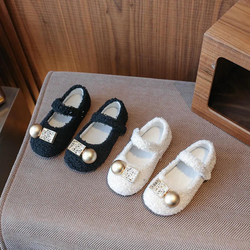 Туфли для девочек из хлопка новинка зима 2024 плюшевые туфли детская модная детская обувь из овечьей шерсти мокасины на липучке простые детские туфли на плоской подошве 
Туфли для девочек из хлопка новинка зима 2024 плюшевые туфли детская модная детская обувь из овечьей шерсти мокасины на липучке простые детские туфли на плоской подошве