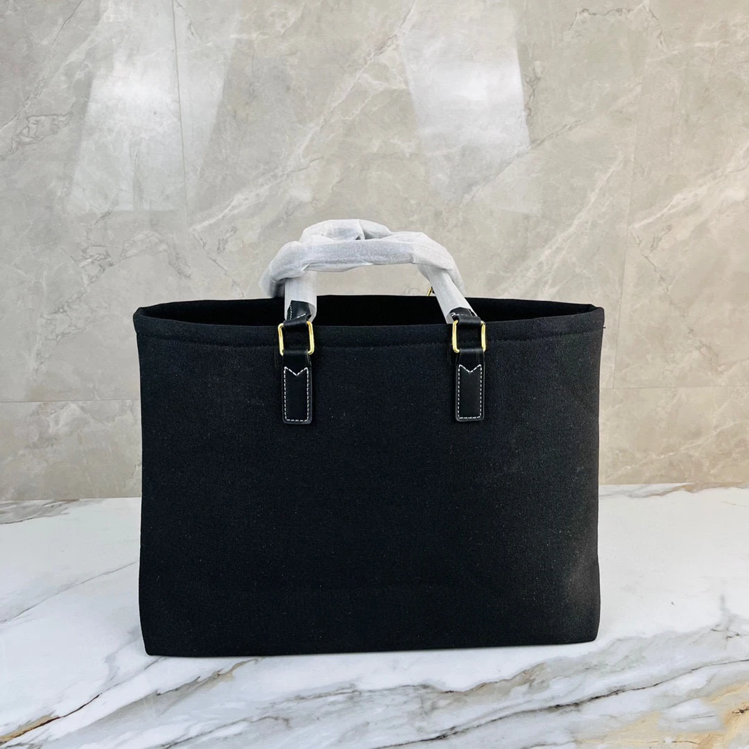 High Quality 2023 Early Autumn Solid Color Classical Letter Fashion Large Capacity Handbags Square Shoulder Bags For Women
High Quality 2023 Early Autumn Solid Color Classical Letter Fashion Large Capacity Handbags Square Shoulder Bags For Women