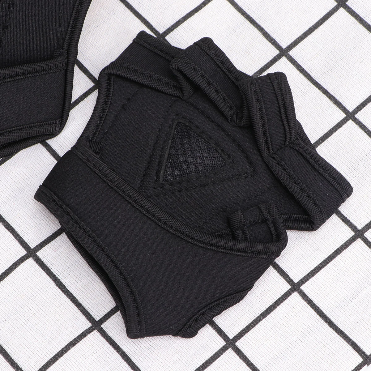 Gloves Non-slip Palm Protection Workout Padded with Wirst Strp Half-gloves Fingerless Fitness Weight Lifting
Gloves Non-slip Palm Protection Workout Padded with Wirst Strp Half-gloves Fingerless Fitness Weight Lifting