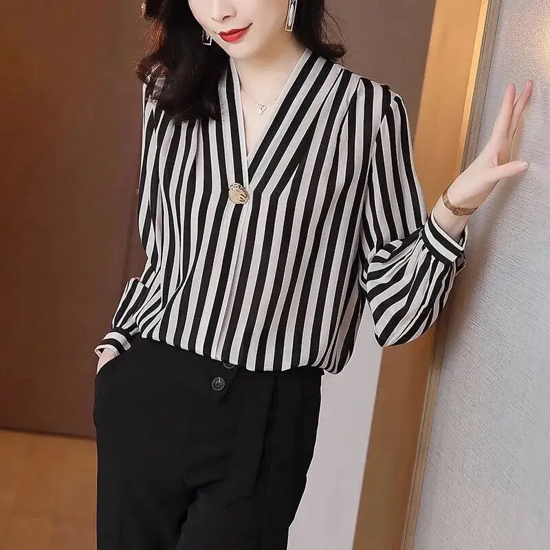 Fashion Printed V-Neck Button Striped Chiffon Shirt Oversized Casual Tops 2022 Autumn New Women's Clothing Office Lady Blouses
Fashion Printed V-Neck Button Striped Chiffon Shirt Oversized Casual Tops 2022 Autumn New Women's Clothing Office Lady Blouses