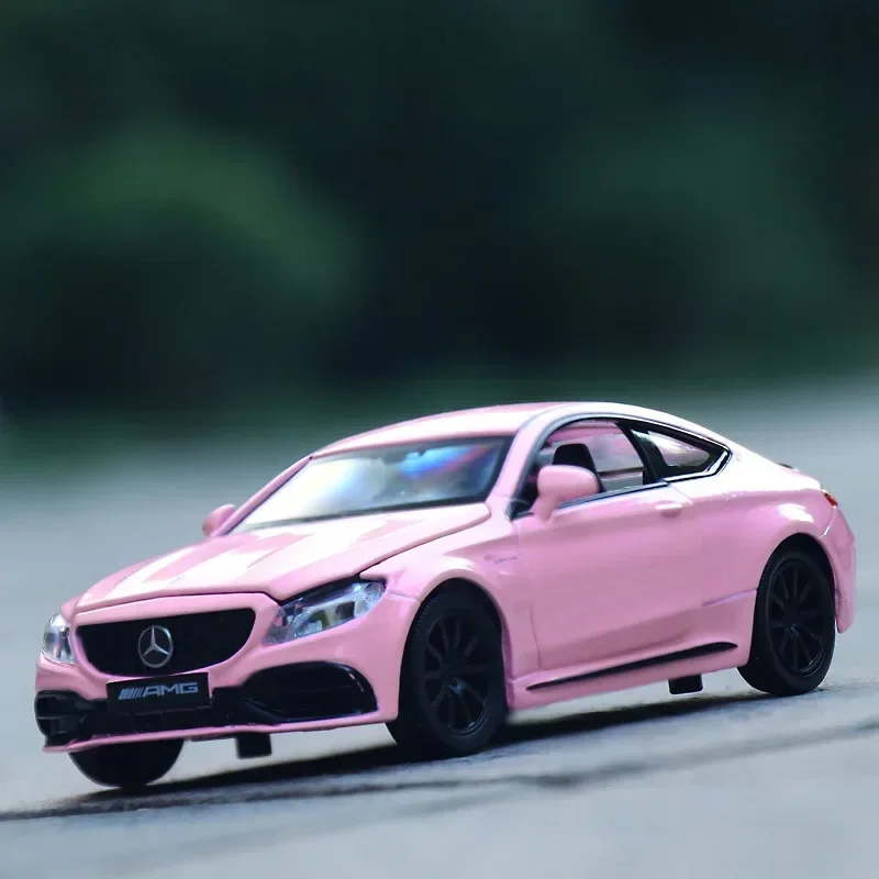 1:32 Mercedes Benz C63 AMG розовые Литые Автомобильные модели супер спортивных автомобилей детская Игрушечная машина
1:32 Mercedes Benz C63 AMG розовые Литые Автомобильные модели супер спортивных автомобилей детская Игрушечная машина